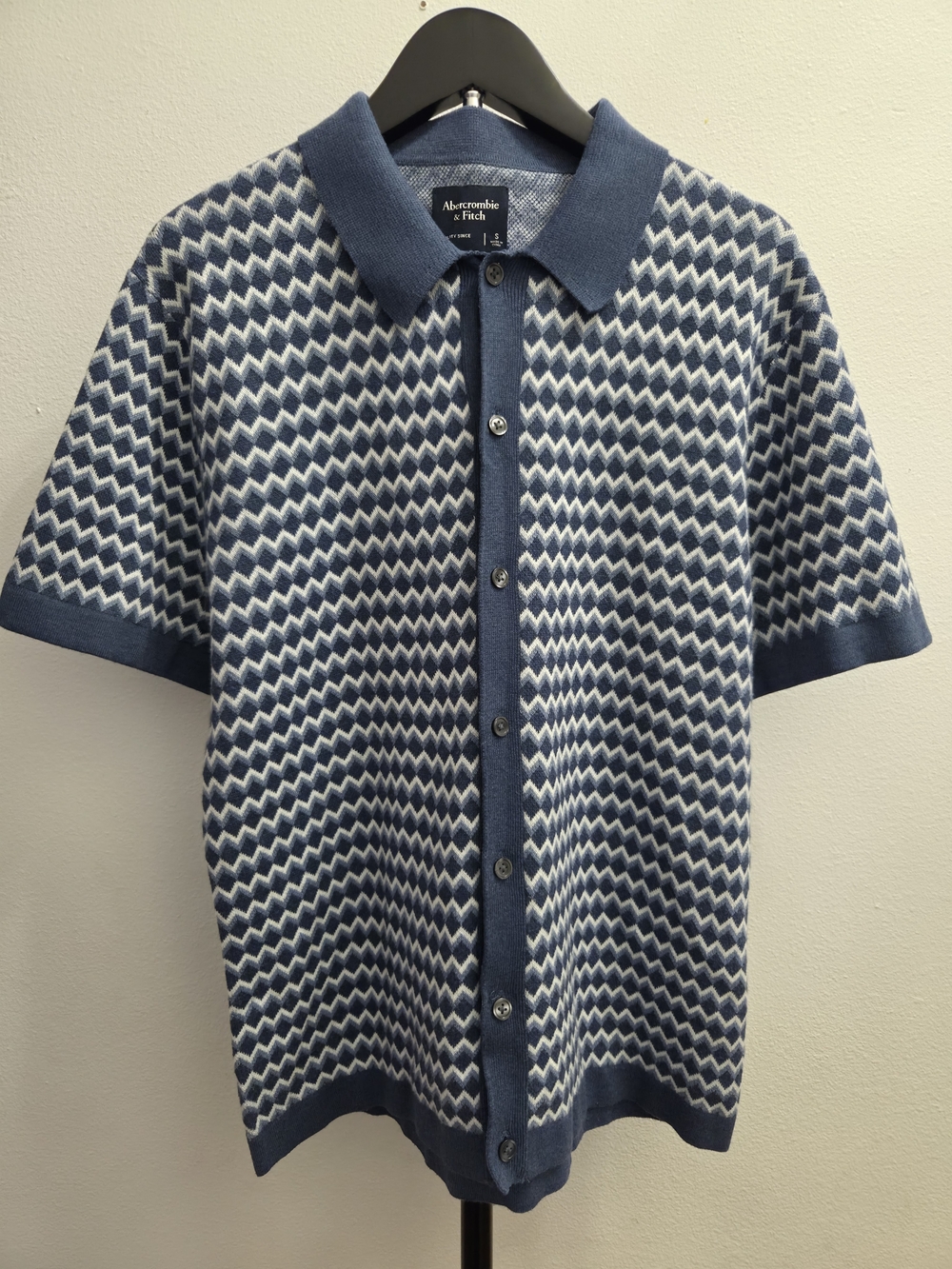 Abercrombie & Fitch Chevron Knit Button-Up Polo Shirt – Blue (Small)